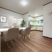 LDK *室内実写にCGでカーテン、シーリングライト、家具、絵画を配置しています。当物件には家具などは付帯しません。